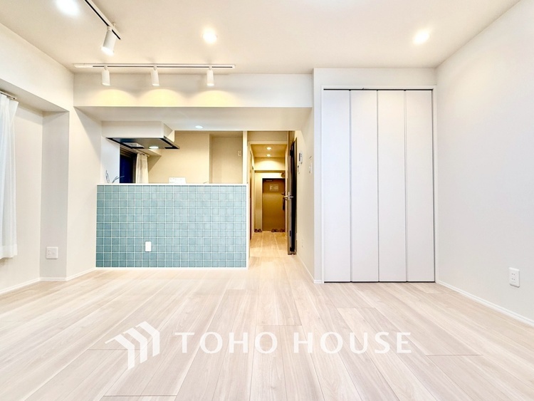 内装 ◆木漏れ日◆の様な採光が優しく足元を照らし、心地いい暮らしの道しるべを写し出す。この空間で過ごす家族との語らいの時間がとても素敵で幸せを感じるかもしれない。