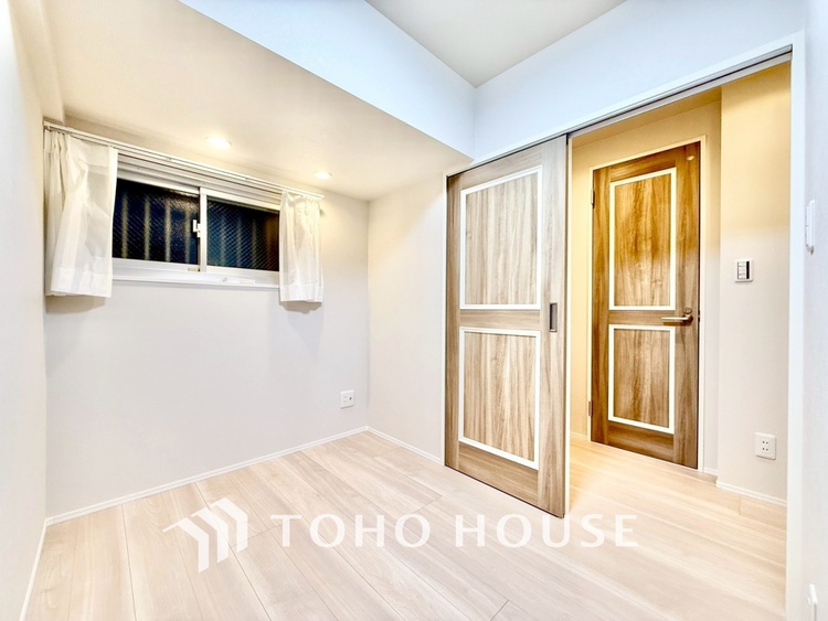 内装 ◆間接照明◆オレンジ色の光が僕達を大人な気分にさせる。静かで優しく語りかけるその光は、今日の終わりを告げてくれ、でも明日にはいい事が必ず来るよ。そんな囁きが聞こえてくる