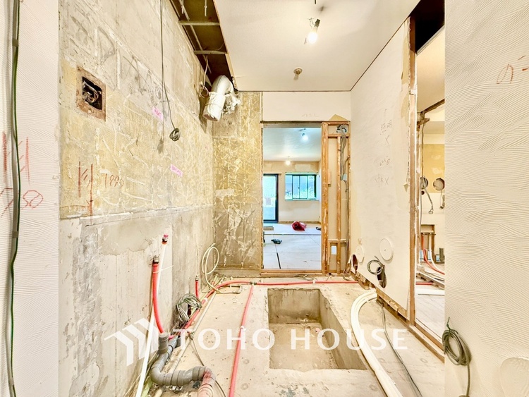 キッチン ◆今宵の食卓◆ダウンライトに反射するグラスを眺めながらワインを注ぐ。トクトクと心地いい音をさせながら、フランスの古城を思わせる薫りがたちこめ、とても幸せな時を過ごせる。