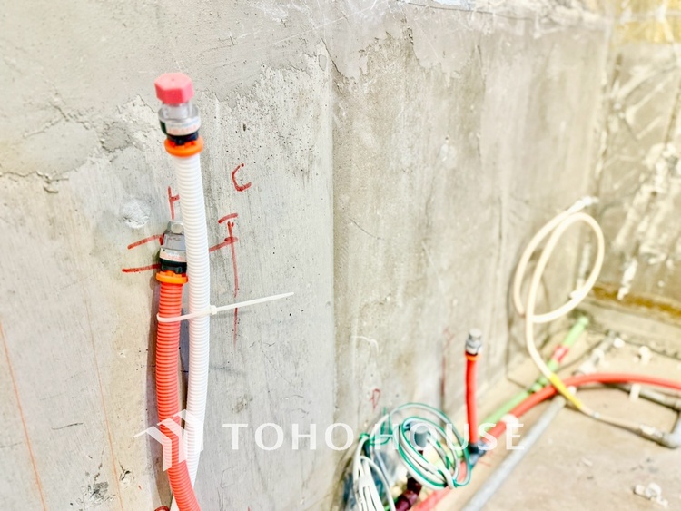 キッチン ◆キッチン◆美味しい料理を作りたくなるような気持にさせてくれる、腕を振るえる自慢のスペース。見上げると柔らかなダウンライトが包み込み、彩りを添えます。艶と光沢のある居心地の良いわが家のキッチン。