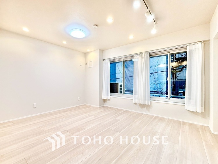 内装 ◆リビング◆たくさんの窓から注ぐ太陽の光。時間の経過とともに光と影のコントラストがこの空間のムードを変え、部屋に変化と温もりをもたらしてくれる。