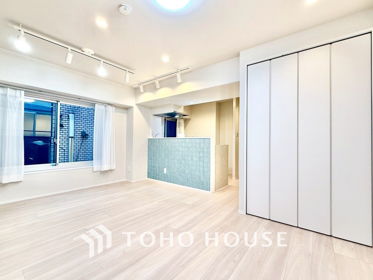 内装 ◆今宵の食卓◆ダウンライトに反射するグラスを眺めながらワインを注ぐ。トクトクと心地いい音をさせながら、フランスの古城を思わせる薫りがたちこめ、とても幸せな時を過ごせる。