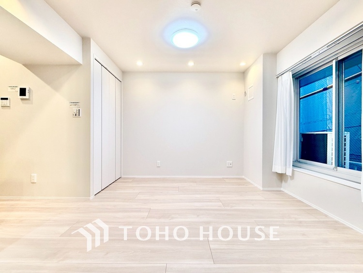 内装 ◆窓を開けると◆冷涼な風、そよぐリビング。だんらんの場所はここから始まり、ここで終わる。家族の笑顔が集う素敵な場所だから、こだわり抜いた思いが詰まっているのだと思う。