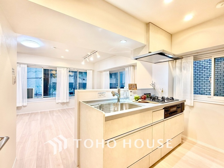 内装 ◆リビング◆そこには目を輝かせ笑顔で見つめてくれる君がいて、「おかえり」の言葉がこだまする。何気ない日々の挨拶は僕にとっては幸せで、同時に君の瞳にも恋している。