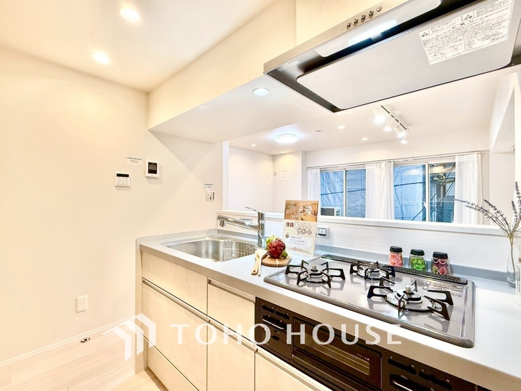 キッチン ◆キッチン◆美しく使いやすいキッチンは油汚れが簡単に拭き取れる素材で加工されており、浄水器シャワーから流す水の音を軽減する静かなシンクを採用。見えないところにさり気ない配慮が嬉しいですね