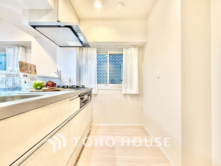 キッチン ◆今宵の食卓◆ダウンライトに反射するグラスを眺めながらワインを注ぐ。トクトクと心地いい音をさせながら、フランスの古城を思わせる薫りがたちこめ、とても幸せな時を過ごせる。