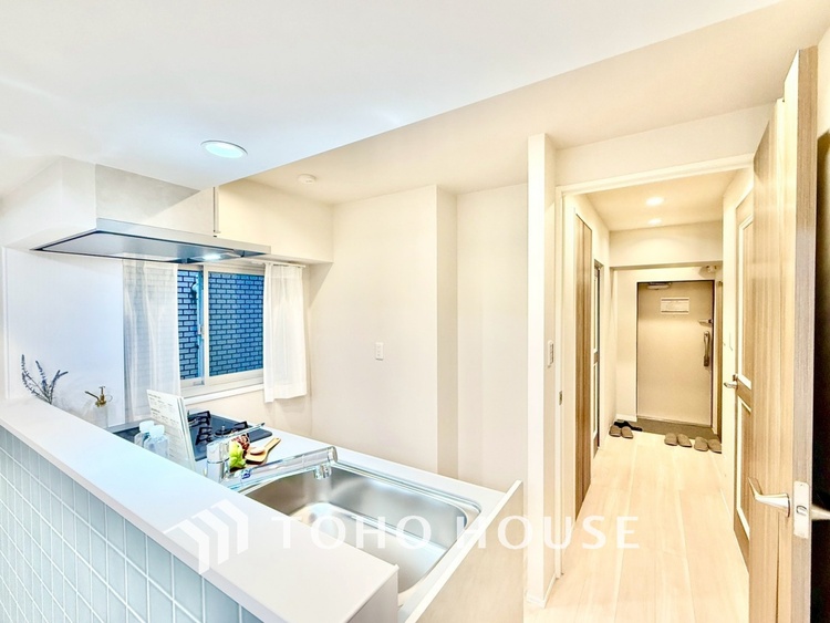 キッチン ◆キッチン◆美味しい料理を作りたくなるような気持にさせてくれる、腕を振るえる自慢のスペース。見上げると柔らかなダウンライトが包み込み、彩りを添えます。艶と光沢のある居心地の良いわが家のキッチン。