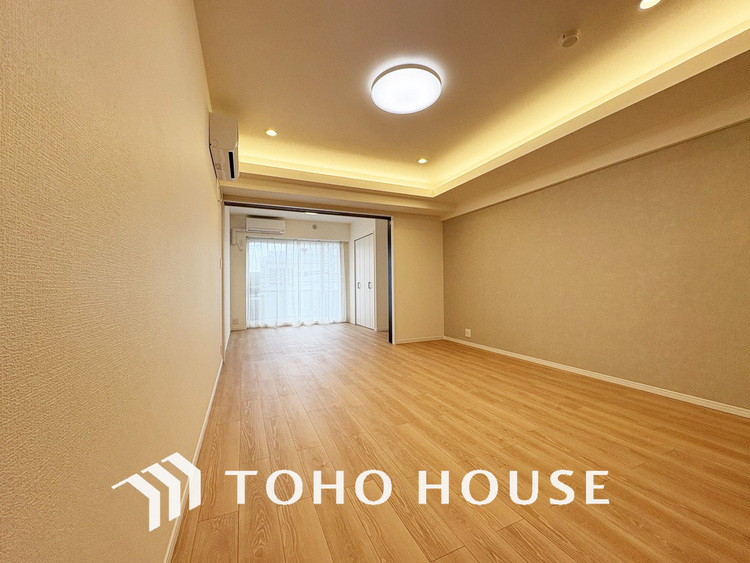 内装 洋室と繋がる開放的なリビングダイニング