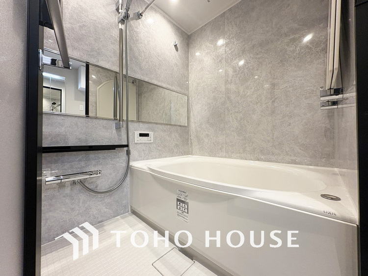 風呂 一日の疲れを癒すバスルームは、心地よいリラックスを叶える清潔感溢れる空間