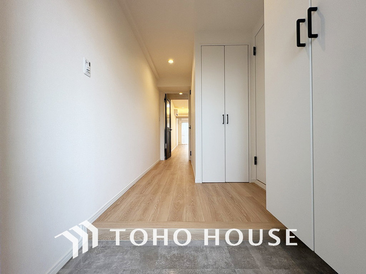 玄関 飾り過ぎないシンプルな内装の玄関