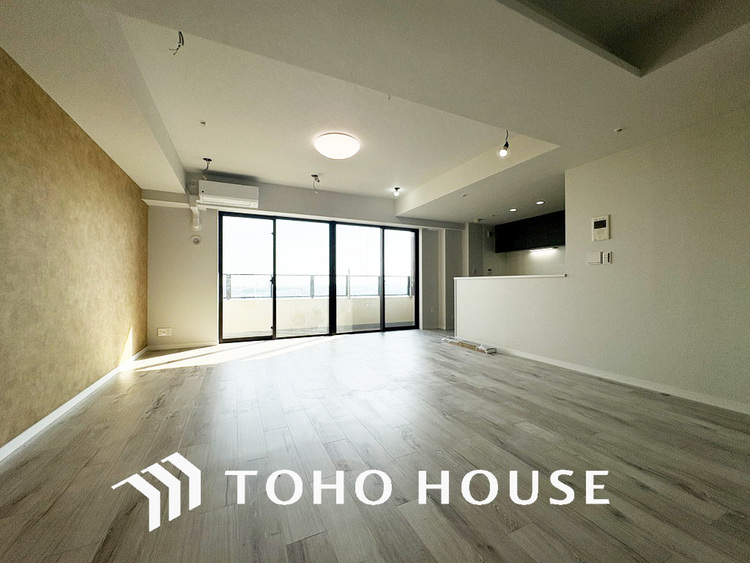 内装 約20帖のゆったりLDKは家族団欒の空間、会話もはずむ明るいリビング