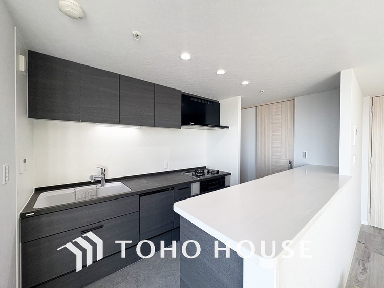 キッチン 落ち着いたカラーのキッチンは清潔感と気品が溢れています