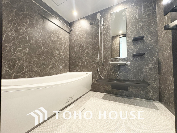 風呂 一日の疲れを癒すバスルームは、心地よいリラックスを叶える清潔感溢れる空間