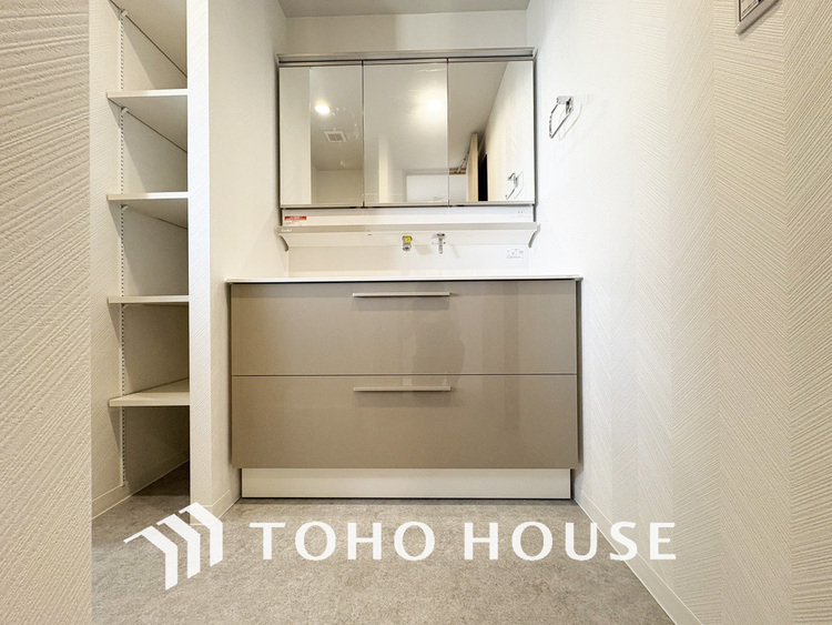 洗面 新規設置の洗面化粧台。収納豊富で使い勝手の良い3面鏡です