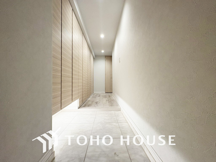 玄関 飾り過ぎないシンプルな内装の玄関