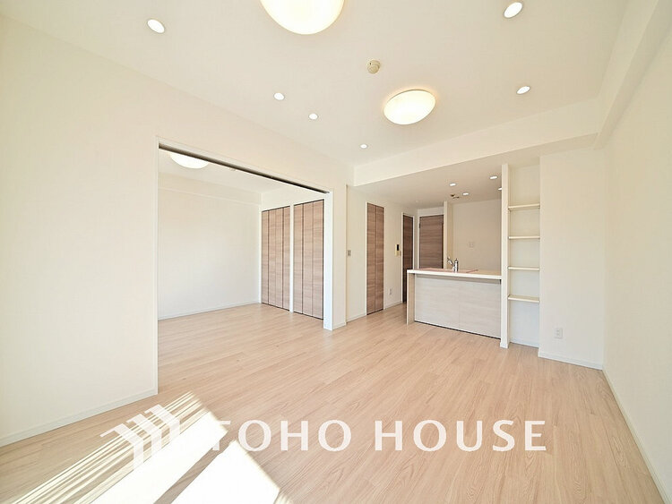 内装 広がりのある住空間、家族が集まるリビング・ダイニング