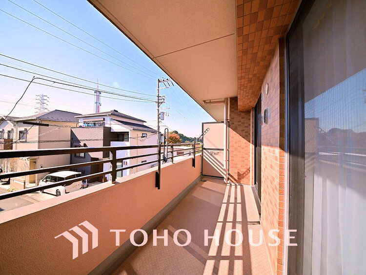 バルコニー 日当たりの良いバルコニーで晴れの日の洗濯物も楽しみになりますね