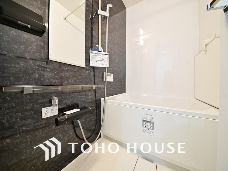 風呂 一日の疲れを癒すバスルームは、心地よいリラックスを叶える清潔感溢れる空間