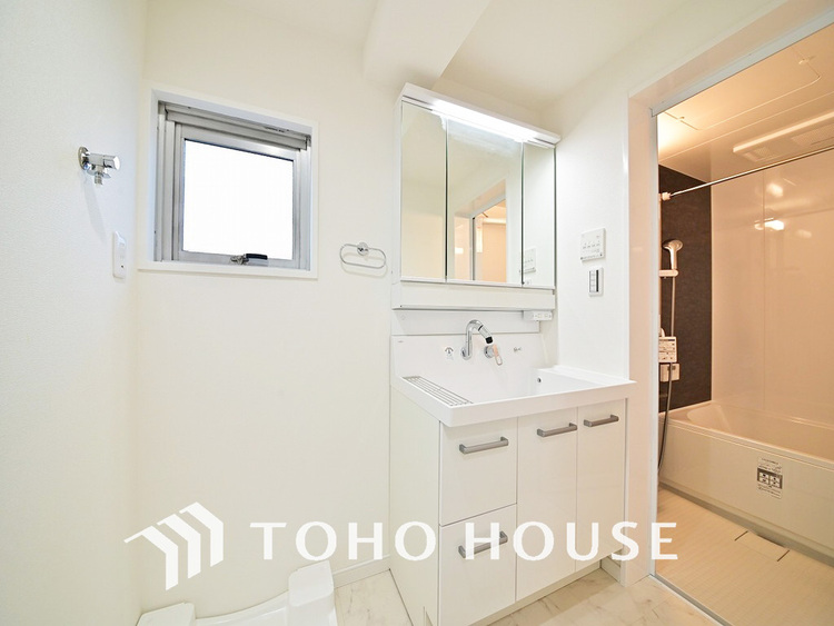 洗面 新規設置の洗面化粧台。収納豊富で使い勝手の良い3面鏡です