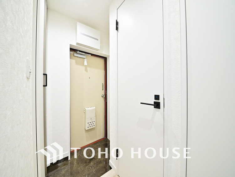 玄関 飾り過ぎないシンプルな内装の玄関