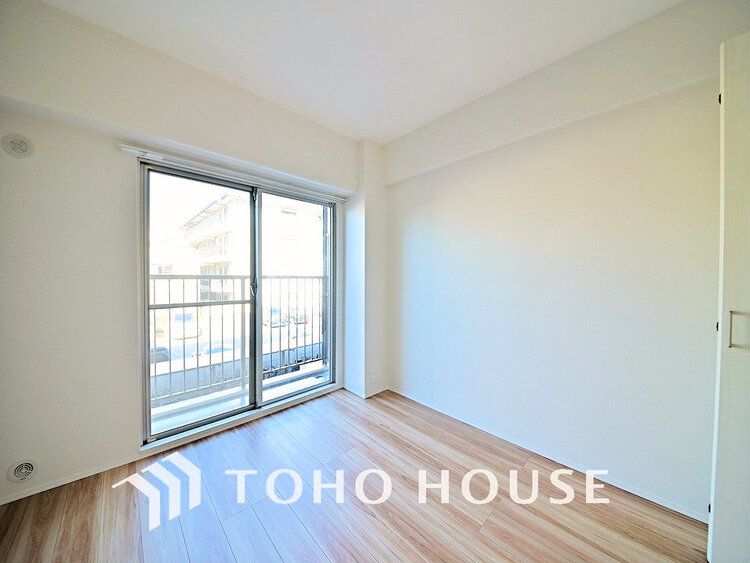 内装 採光もある洋室は、くつろぎのひと時を過ごすのにぴったり