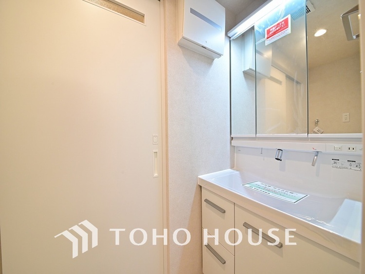 洗面 新規設置の洗面化粧台。収納豊富で使い勝手の良い3面鏡です