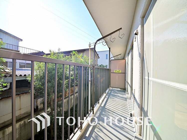 バルコニー 日当たりの良いバルコニーで晴れの日の洗濯物も楽しみになりますね