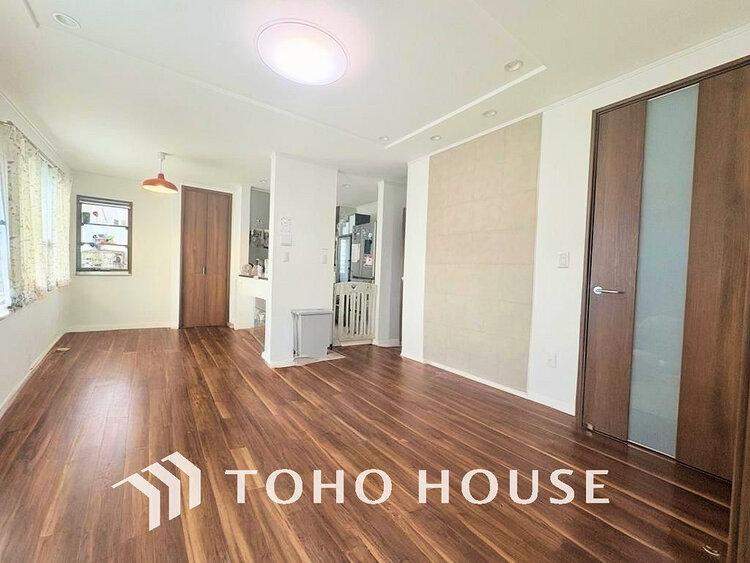 内装 上質な時間を育む暮らしのメインステージ。寛ぎとコミュニケーションを育む居心地のよい場所(現地には家具があります)