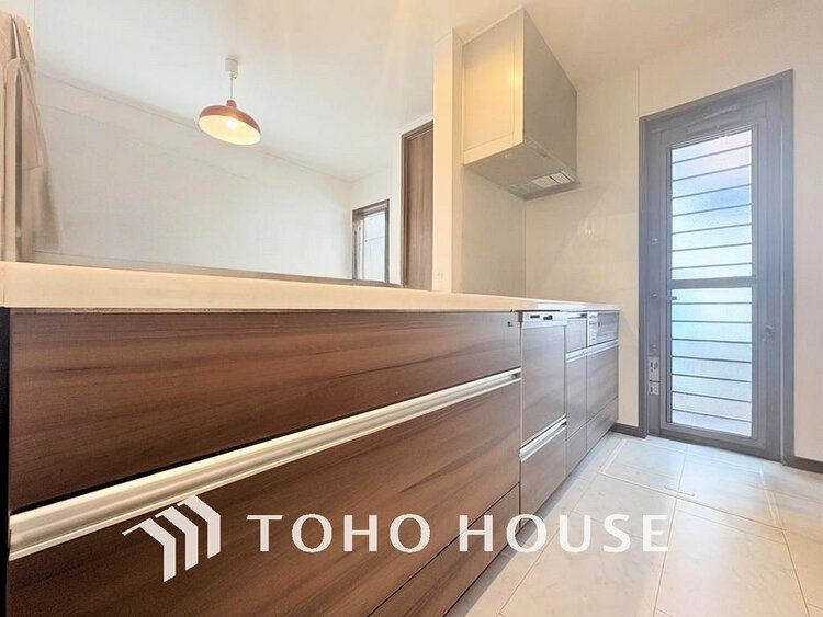 キッチン シンプルな部屋の雰囲気に溶け合うナチュラルキッチン(現地には家具があります)