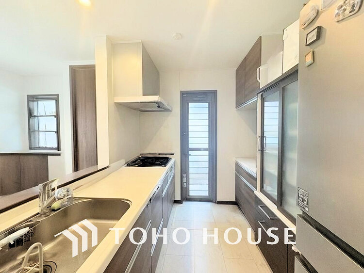 キッチン 落ち着きのあるカラーで統一された清潔感と気品が溢れるキッチン(現地には家具があります)