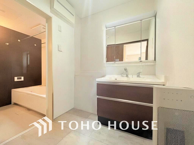 洗面 洗面台には三面鏡を採用。身だしなみを整えやすく収納量も良好です(現地には家具があります)