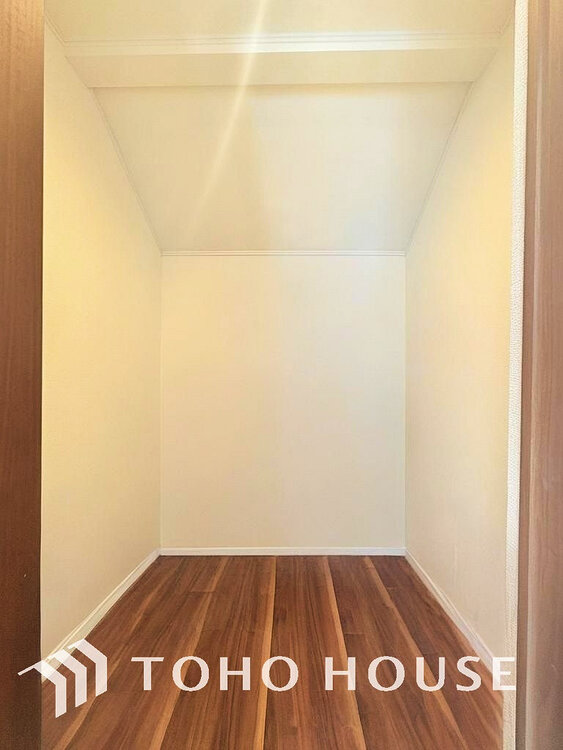 収納 衣類がたくさん収納できる人気の「ウォークインクローゼット」(現地には家具があります)