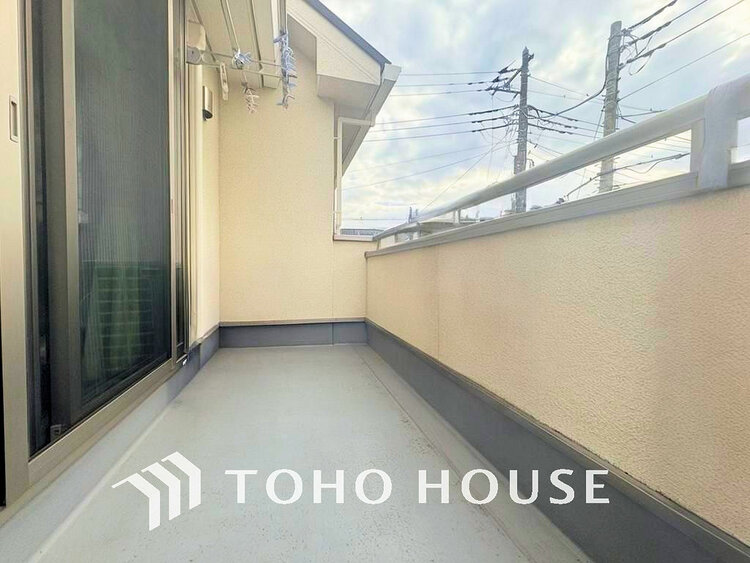 バルコニー 日当たりの良いバルコニーで晴れの日の洗濯物も楽しみになりますね