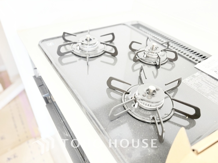 キッチン 【Wash basin】十分な大きさの洗面台は収納もさる事ながら、身だしなみチェックや歯磨きなど、朝の慌ただしい時間でもホテルライクなスペースで余裕とゆとりを感じて頂けます。