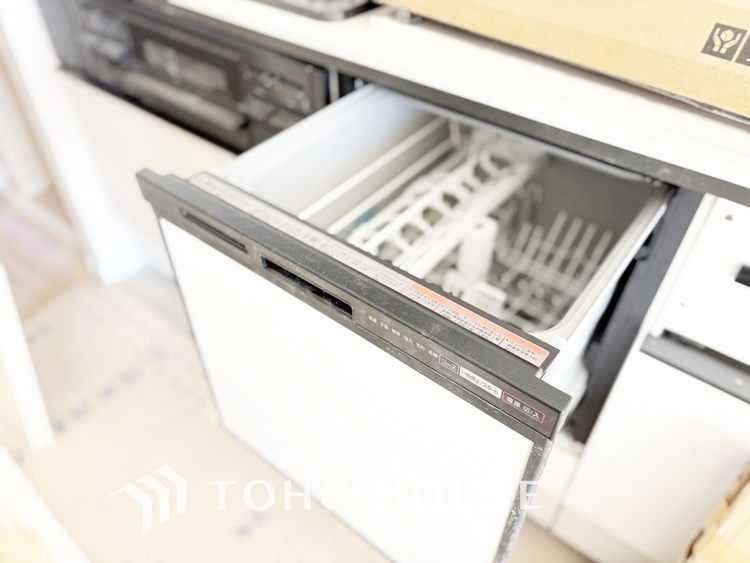 キッチン 【Bathroom】『一日の疲れを落としてくれる場所は、一番落ち着く場所でなければならない』高級感溢れるカラーと大きさ・柔らかな曲線で構成された半身浴も楽しめるバスタブが心地よさをもたらします。