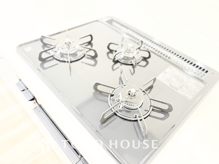 キッチン 毎日料理をする、料理が好き、家族が多くて量を作る必要がある、等の方々にとっては必須の3口コンロ。同時進行で効率アップはもちろん鍋を移動する回数が減り、無駄な動きを軽減することが出来ます。