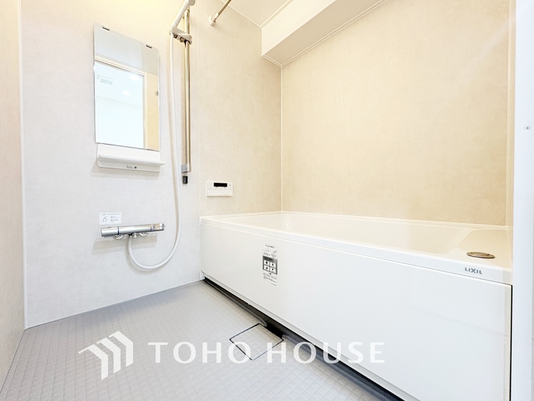 風呂 【Bathroom】『一日の疲れを落としてくれる場所は、一番落ち着く場所でなければならない』高級感溢れるカラーと大きさ・柔らかな曲線で構成された半身浴も楽しめるバスタブが心地よさをもたらします。