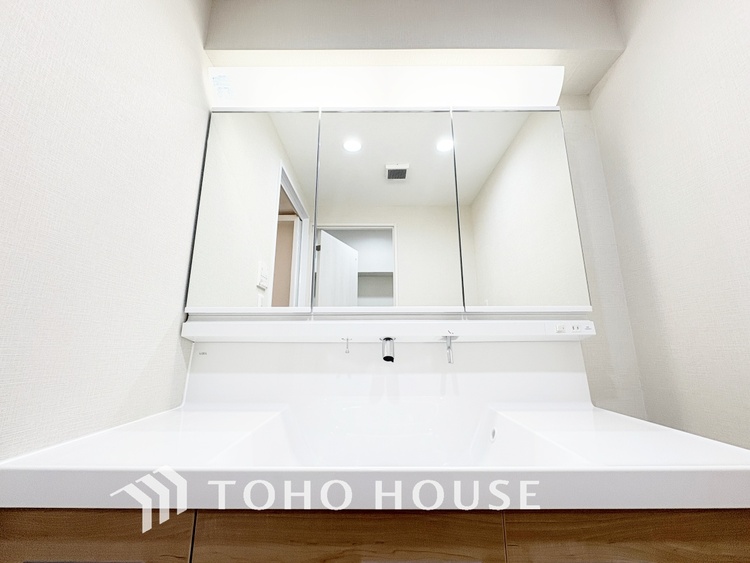 洗面 【Wash basin】十分な大きさの洗面台は収納もさる事ながら、身だしなみチェックや歯磨きなど、朝の慌ただしい時間でもホテルライクなスペースで余裕とゆとりを感じて頂けます。
