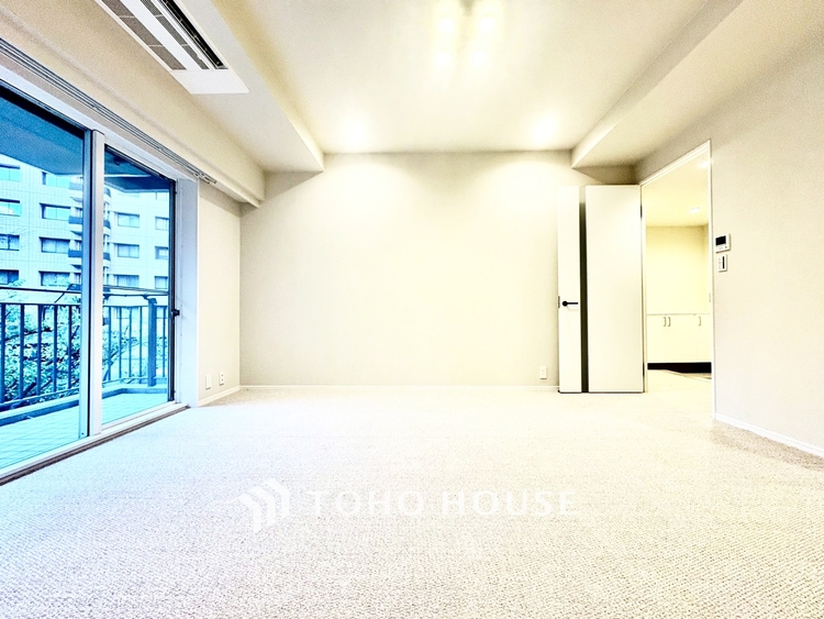 内装 ◆時を忘れる場所◆ここにはみんなが集い、食事と楽しい会話が始まる。話に夢中になりすぎて、ついつい時を忘れ夜半過ぎになってしまう。そんな束の間の幸せを感じさせてくれる場所でありたい。