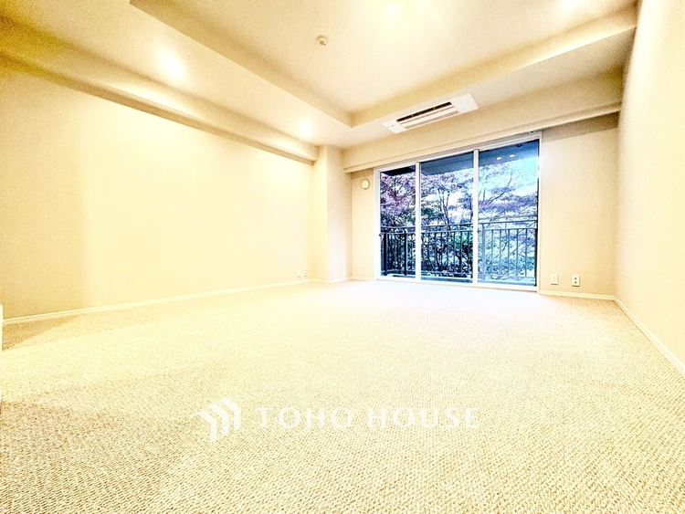 内装 ◆木漏れ日◆の様な採光が優しく足元を照らし、心地いい暮らしの道しるべを写し出す。この空間で過ごす家族との語らいの時間がとても素敵で幸せを感じるかもしれない。