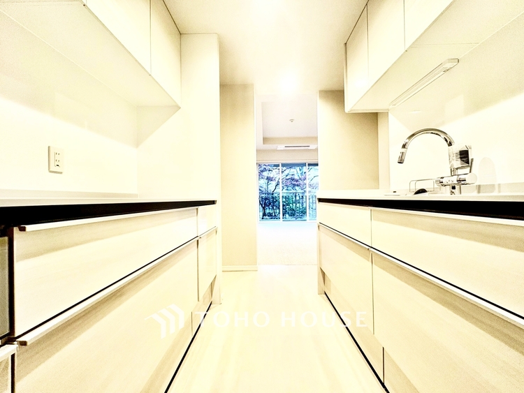 キッチン ◆癒しの空間◆室内構成に拘り採光とセンスを散りばめた空間。それは『柔らかさ』に似た素敵な居場所。そこに暮らす人のことを考えつくり出したものは『癒し』という心地よい居場所なんだと思う