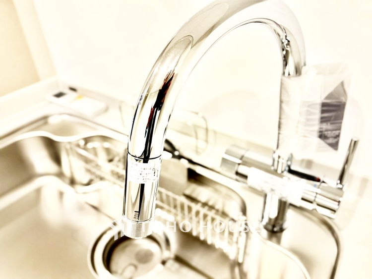 キッチン ◆窓を開けると◆冷涼な風、そよぐリビング。だんらんの場所はここから始まり、ここで終わる。家族の笑顔が集う素敵な場所だから、こだわり抜いた思いが詰まっているのだと思う。