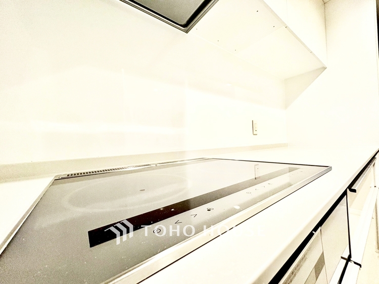 キッチン ◆サンサンと◆差し込む太陽の光がこのリビングに笑いをもたらす。ソファの上のクッションがポカポカした暖気にぬくぬくと微睡んでいる。