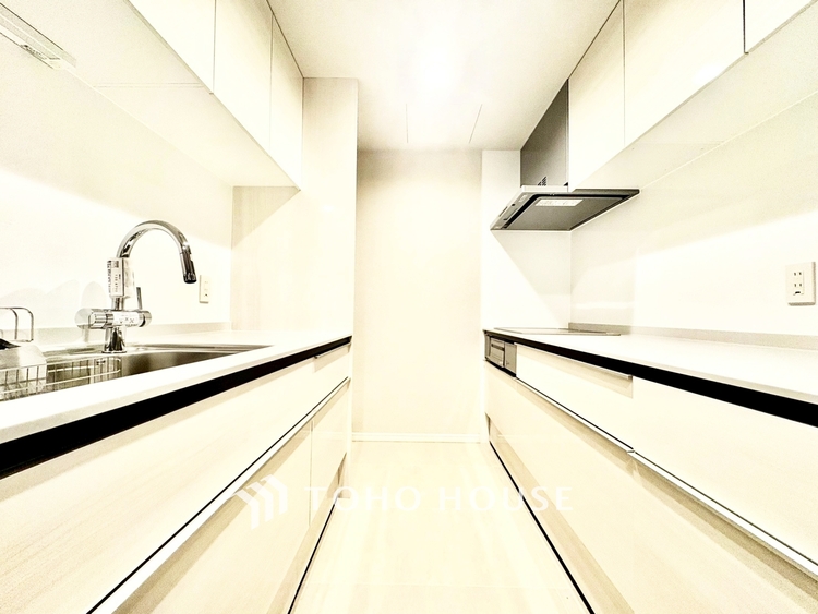 キッチン ◆陽溜まり◆の温もりを感じ、ふわりと寄り添う太陽の妖精たちが自然と僕達を微睡ませる。うとうとしたい訳ではないがそんな時間が嫌いじゃない自分がここにいる。