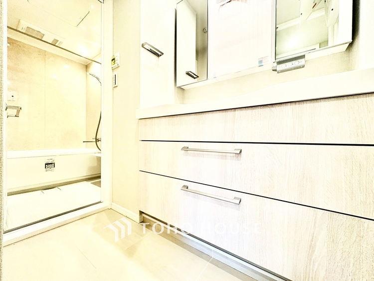 風呂 ◆今宵の食卓◆ダウンライトに反射するグラスを眺めながらワインを注ぐ。トクトクと心地いい音をさせながら、フランスの古城を思わせる薫りがたちこめ、とても幸せな時を過ごせる。