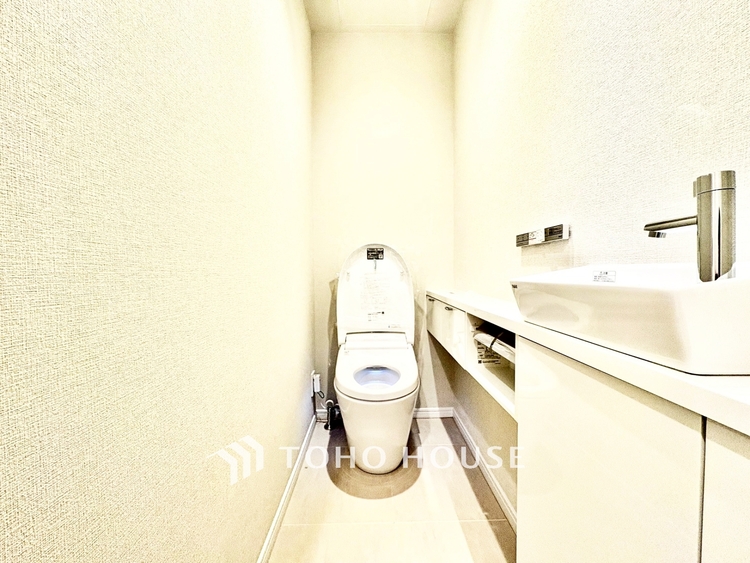 トイレ ◆リビングルーム◆そこには目を輝かせ笑顔で見つめてくれる君がいて、「おかえり」の言葉がこだまする。何気ない日々の挨拶は僕にとっては幸せで、同時に君の瞳にも恋している。