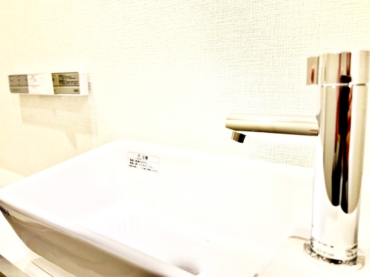 トイレ ◆今宵の食卓◆ダウンライトに反射するグラスを眺めながらワインを注ぐ。トクトクと心地いい音をさせながら、フランスの古城を思わせる薫りがたちこめ、とても幸せな時を過ごせる。