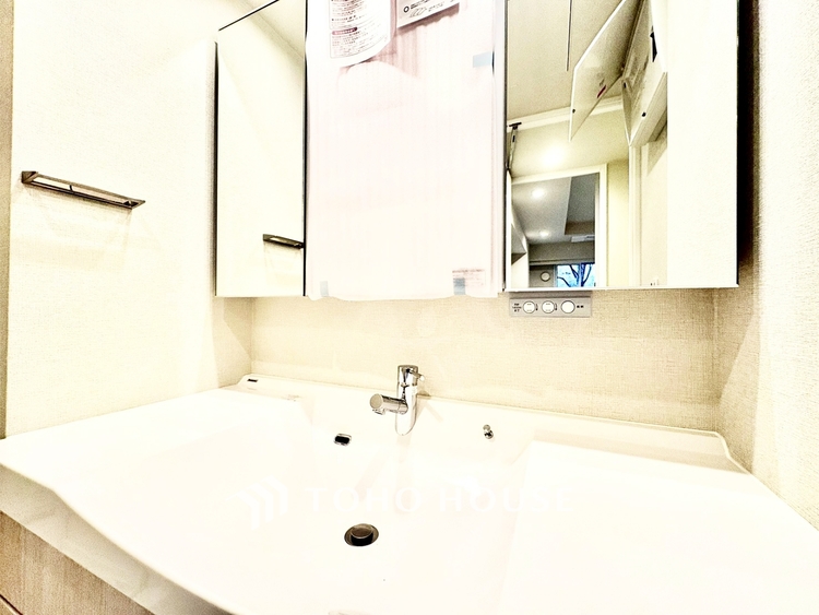 洗面 ◆窓を開けると◆冷涼な風、そよぐリビング。だんらんの場所はここから始まり、ここで終わる。家族の笑顔が集う素敵な場所だから、こだわり抜いた思いが詰まっているのだと思う。