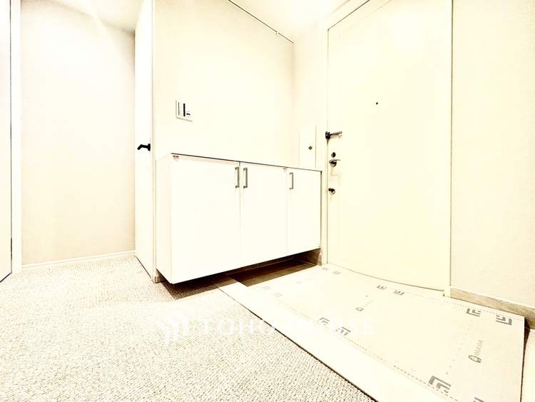 玄関 ◆色彩◆この空間に放たれた光は華美なまでに演出されたデザイン。流れる時をより芳醇なコーヒーの様な色彩奏でるアダージョ。そして情景豊かな作品のような暮らしがイメージできる。