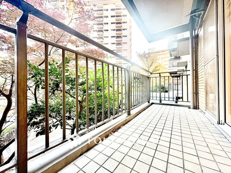 バルコニー ◆結ばれた◆玄関ドアを開けるとリビングから聞こえる小走りの足音。靴を脱ぎかけ目の前に立つ君の瞳と交差する。君は微笑みその刹那に心奪われる。佇む僕と君の間に赤い糸が結ばれた。